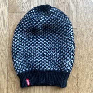 Women’s Levi’s beanie black and white
